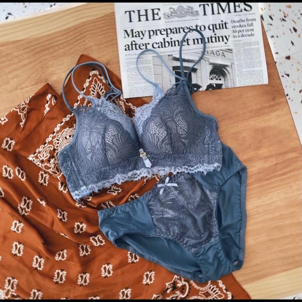 Bra & Underwear set size 32B(NEW)